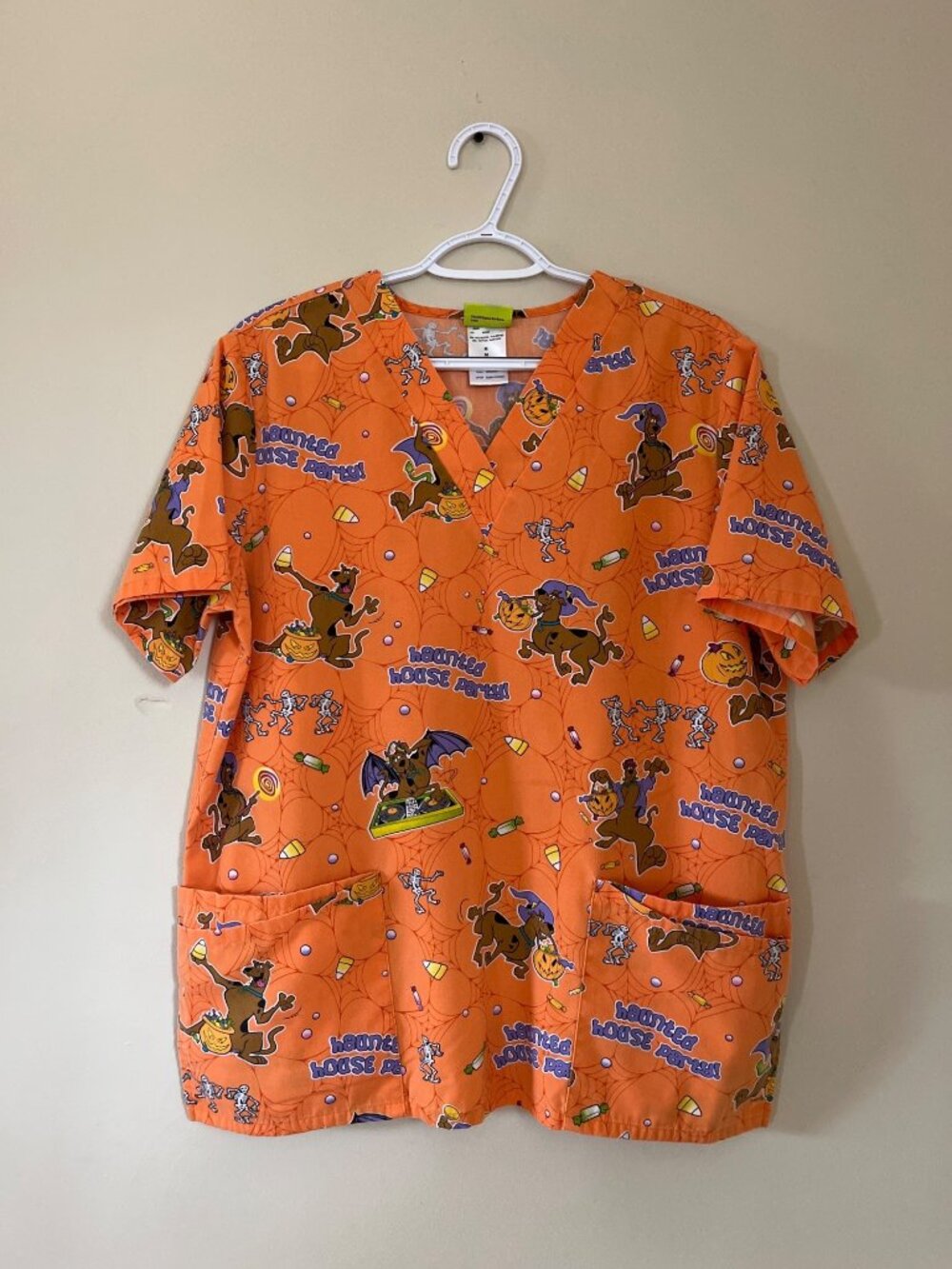Scooby Doo Unisex Medium Medical Scrub Top Halloween Candy Pumpkin Skeleton